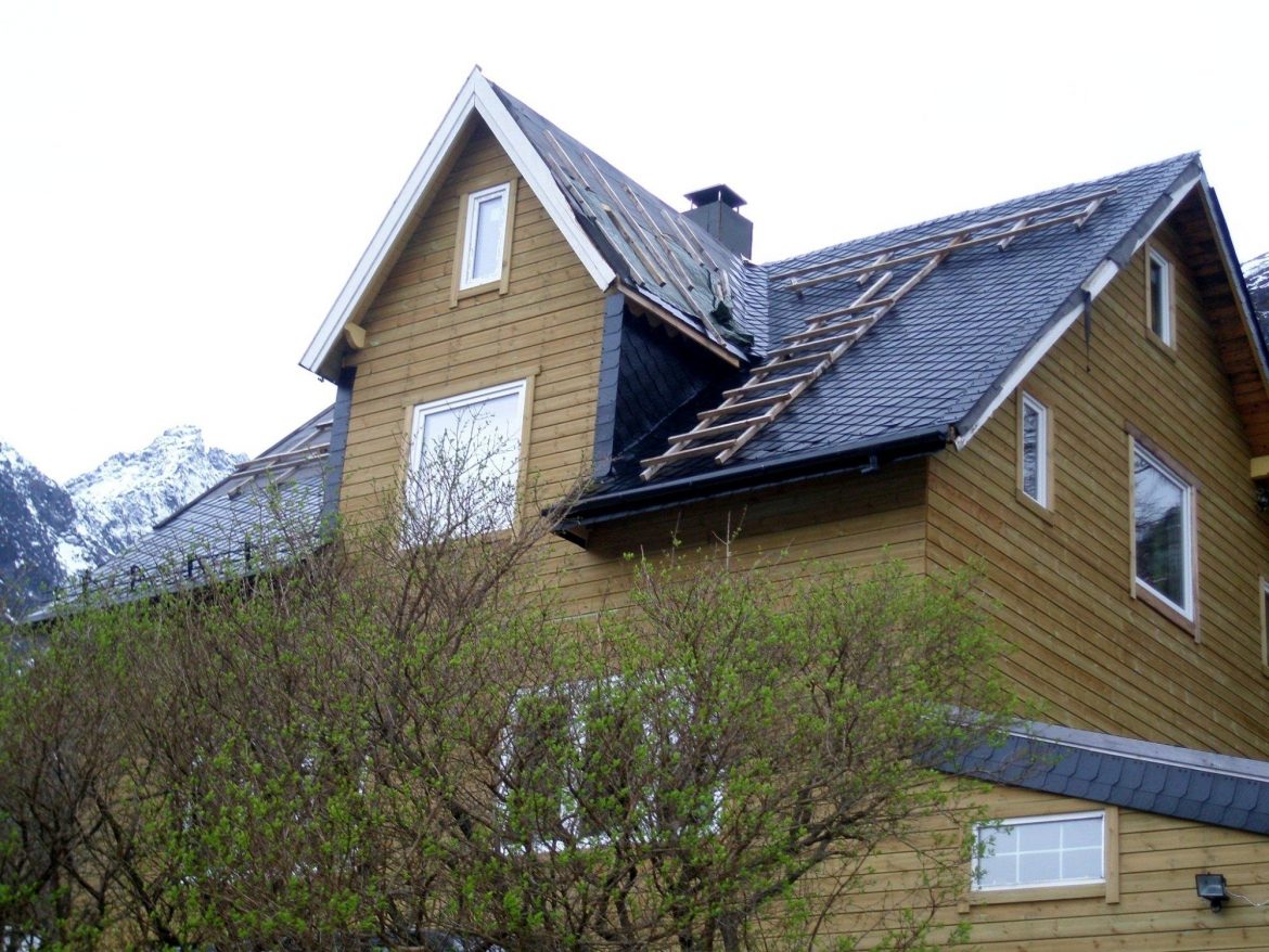 Kunststoff-Schindel-Dach-Norwegen-Holzhaus-schwarz-2012-02 - Schindeln