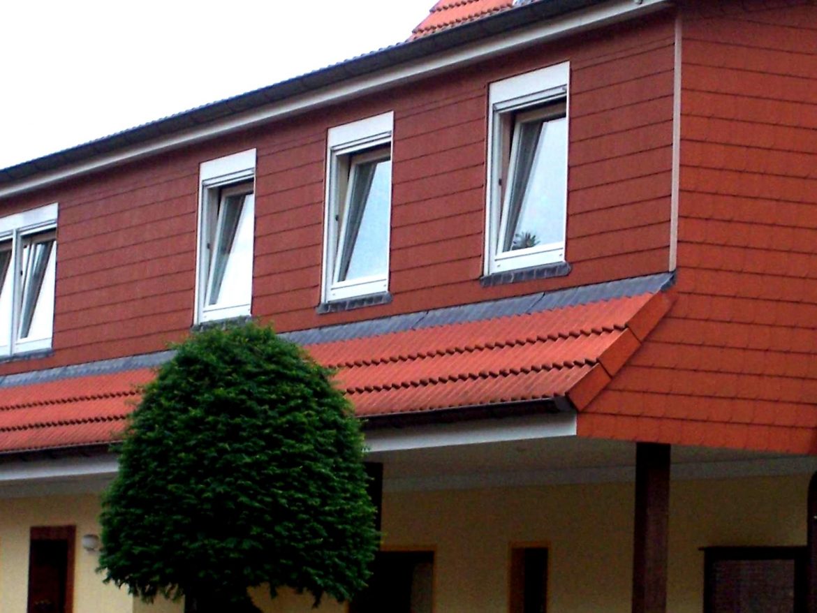 Kunststoff-Schindel-Fassade-Reihenhaus-ziegelrot-2012-01 - Schindeln